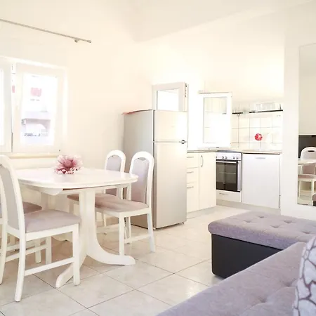 Apartman Mit Balkon, Meerblick, Pool Und Bbq