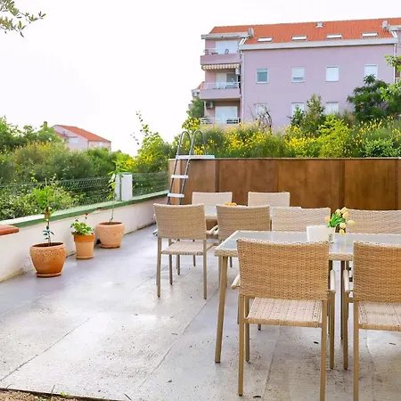 Mit Balkon, Meerblick, Pool Und Bbq Apartman *